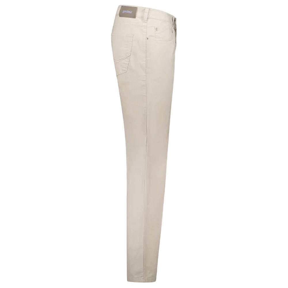 GARDEUR Bill-3 Business Hero Chino SAND - Henry Bucks